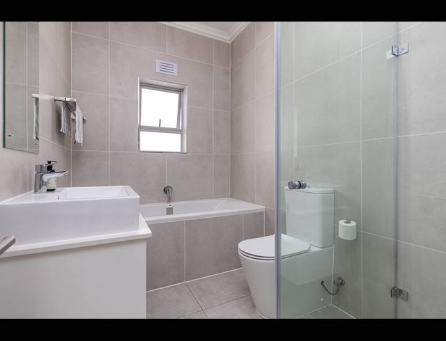 4 BEDROOM FREESTANDING TO LET IN SUNNINGDALE